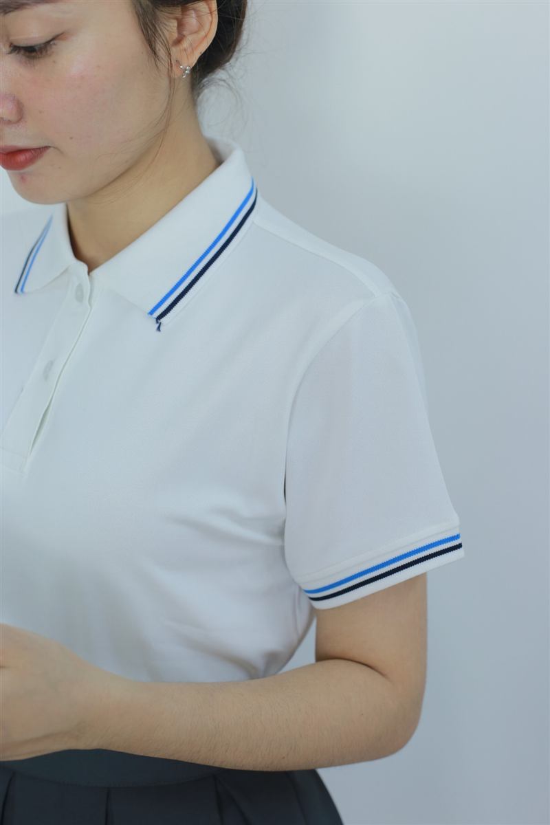 Cận bo cổ và bo tay phối sọc xanh trên polo trắng