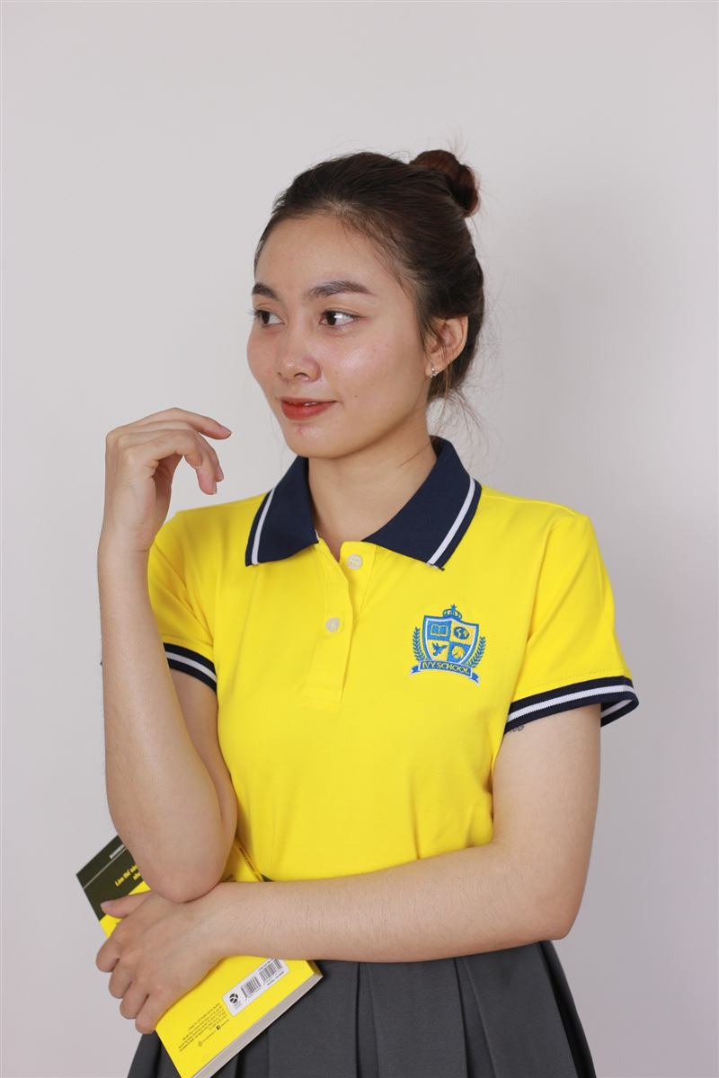 Logo thêu trên ngực áo polo vàng cổ navy