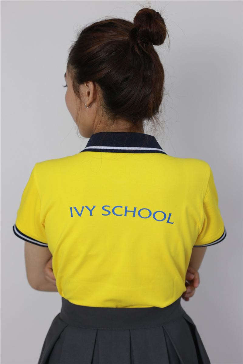 Lưng áo polo vàng cổ navy in tên trường