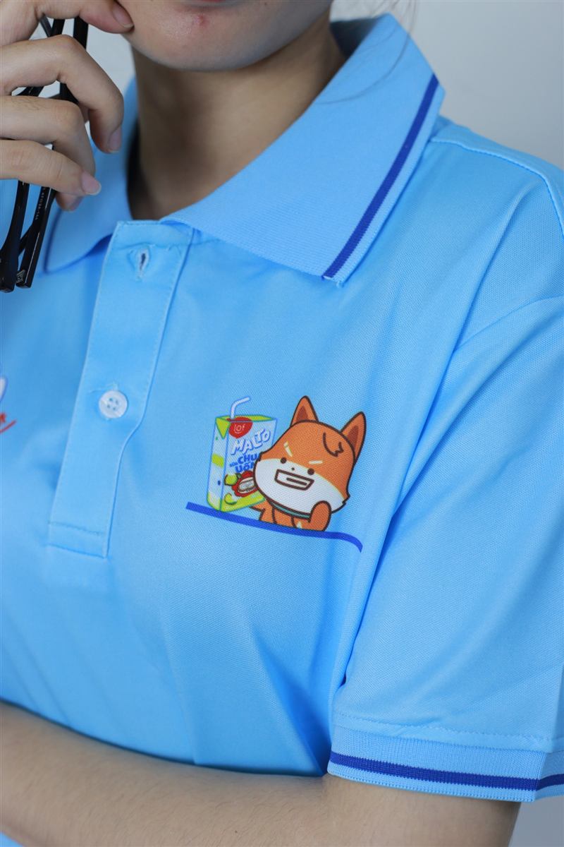 Cận hình in nhiều màu sắc nét trên áo polo xanh
