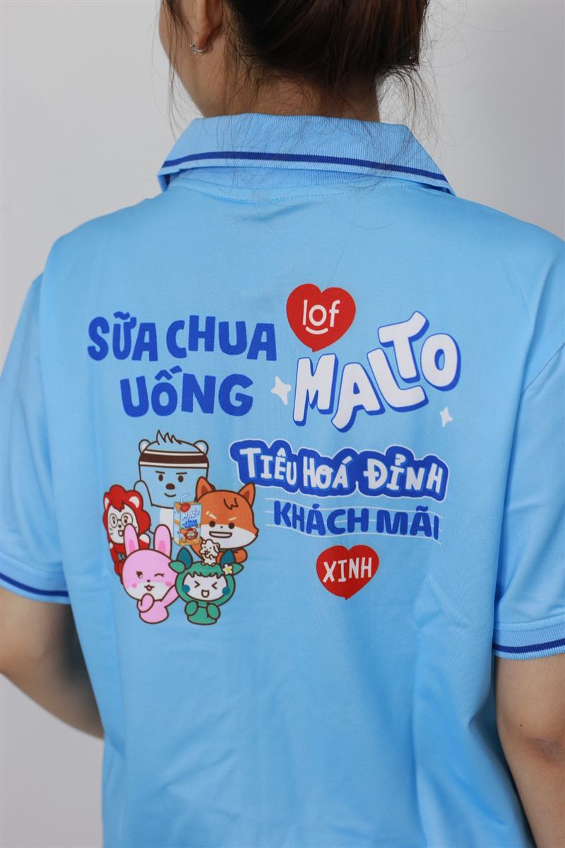 Lưng áo polo xanh nhạt in slogan và nhân vật